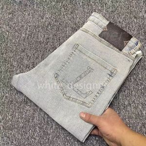 Designerskie dżinsy męskie Nowe letnie Lightgrey Dżinsy Mężczyźni Slim Fit Foot Elastic Fashion Classic Hafted Pants Label Pants