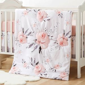 4 datorer CRIB Sängkläder Set för pojkar Flickor inklusive filt Crib Kjol Crib Sheets Diaper Stacker Pink Flower Soft Baby Bedding Set 240220