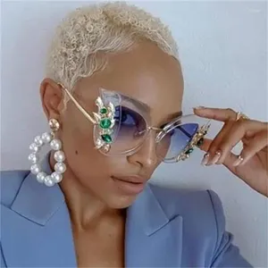 Sunglasses 2024 Fashion Green Diamond Women Designer Cat Eye Transparent Frame Vintage Shades 0067