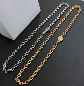 Collana neutra da donna e da uomo realizzata in stile classico da Master con trattamento di invecchiamento dell'oro e catena in argento bicolore retrò, lunghezza di 60 cm, perfetta per essere abbinata