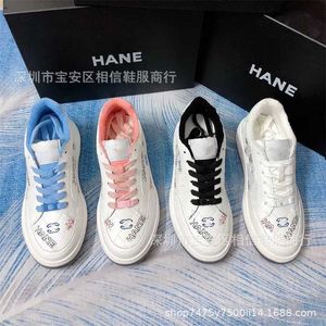38 ٪ قبالة الرياضة 2024 نسخة عالية Xiaoxiangfeng غرافيتي خطاب التطريز الرياضة غير رسمية صغيرة بيضاء جديدة متعددة الباندا حذاء للنساء