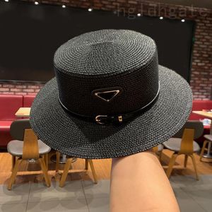 Mens Cap Designer Hat Summer Beach utsökta utomhus Cappello Triangular Emamel Holiday Traveling Leather Belt Större BRIM Tvättbara halmhattar för kvinnor PJ066 H4