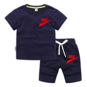 新しい夏2ピースのベビー服セット子供の男の子と女の子のブランドロゴ印刷Tシャツショーツ幼児カジュアルベビー服の子供向けスポーツウェア