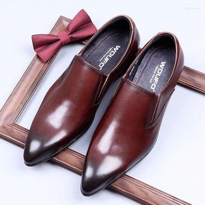 Sapatos de vestido de couro masculino apontou um pedal o pé elástico boca primeira camada de estilo casado