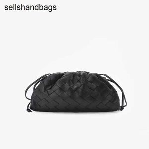 Bottegvenetass Beuteltaschen Spot Bottegvenetas Baodiejia Neues Produkt Cloud Bag Woven Solid Color Damen One Shoulder Crossbody