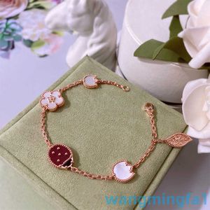 2024 Designer di gioielli di marca Vanl Cleefl Arpelsladybug Quadrifoglio Scarabeo in oro rosa 18 carati Bracciale con fiore fortunato naturale Fritillaria