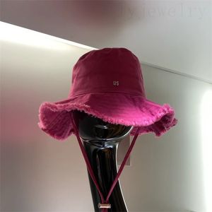 Kadın Tasarımcı Şapkaları Düz ​​Yıpranmış Erkek Kapağı Yaz Seyahat Çınlama Moda Gölgesi Cappello Doğum Günü Hediyeleri Metal Mektup Eşsiz Lüks Kova Şapkası Hassas PJ027 F4