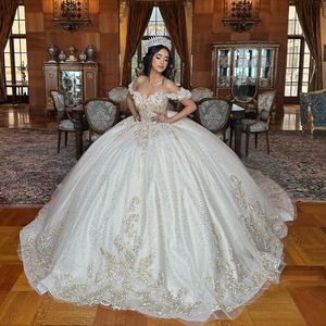 Abiti Quinceanera bianchi lucidi 2024 Abiti da cerimonia di lusso formali con perline Applicazioni di pizzo Tull Sweet 15 Abiti da ballo di laurea