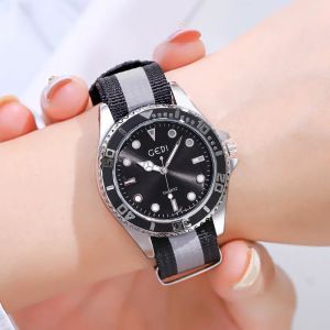 Women's watch high-grade fashion light luxury leisure high-end cloth temperament quartz waterproof watch Q1