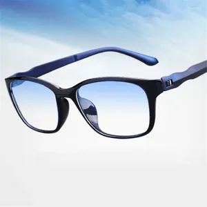 サングラスの男性がメガネを読んでいるHD PREYOPIC EYEWEAR EYE PROTECTION COMPUTER EYEGLASSES 1.0〜4.0 MENS GAFAS BLUE LIGHT