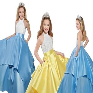 Moderno Azul Claro Amarelo Meninas Pageant Vestidos com Bolsos Cetim Halter Pescoço Frisado Top Longo Barato Flor Meninas Primeira Comunhão D1052410