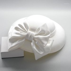 Cappelli a tesa larga Grandi fascinatori per matrimoni Grande cappello in raso con fiocco Bowknot Donne bianche Eleganti Fedora in piume Nere da donna Vintage1278E