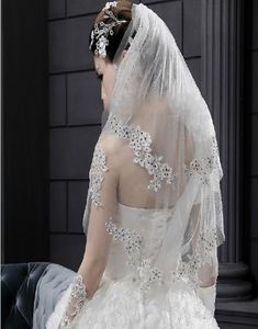 Wunderschöner wunderschöner Hochzeitsschleier von Eiffelbride mit verzierter, glänzender, perlenbesetzter Spitzenapplikation, zwei Lagen, weißer, formeller Brautschleier3388192