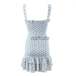 Grundläggande avslappnade klänningar Casual Dresses Boho Inspired Rosebud Print Smocked Bodice Sexig Women Party Dress Rem Ruffled Summer Layed Sweet Ladies 240304