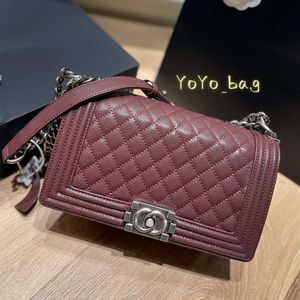 Fashionabla kvinnor Diagonal Straddle Bag Luxury Högkvalitativ läder Metallkedja Messenger Crossbody Girls Caviar Mönster Handväska Knapp