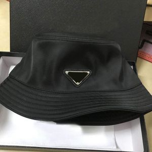 Cappelli a secchio di lusso per design da donna Capo di design nero classico classico unisex Lady Gorras Fashion Girls Metal Triangular smalto Nylon Black Nylon Luxury Cappone per uomini PJ006 F4