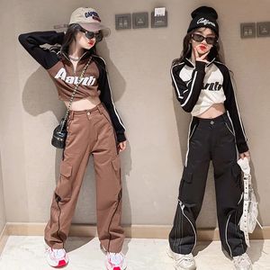 Vestiti per ragazze Felpe con cappuccio autunnali Set Hip Hop Completi per bambina Felpa Camicia sottile Top Pantaloni cargo 2 pezzi Abbigliamento per bambini di strada 240226