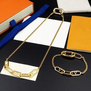 Europe America Fashion Jewelry Sets Men Gold Silver-Colour Hardware Engraved V Letter Mini Signature Chain Halsband Armband M0032292G