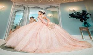 Seksowne Bling Rose Gold Różowe cekinowe koronkowe sukienki Quinceanera High Scyk Kryształowe koraliki z ramionami Suknia Ball Vestidos de Sukienka Gue5614815