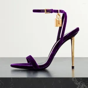 Klädskor sexig hänglås sammet sandaler lila röd svart gyllene metall stilett heel ankel rembrud brudbanan party sko