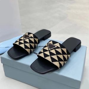 Designer Summer Luxury Sandals Slippers Triangle Logo Women Herringbone Tisters Fashion äkta läder tofflor Metal Chain Beach Slippers