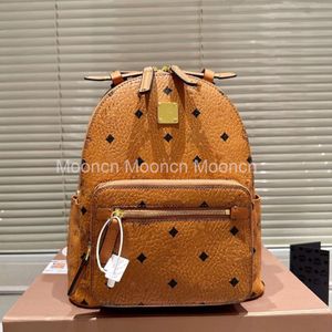 Borsa di design di alta qualità Zaino da donna stilista Zaino da viaggio da uomo con fiori antichi rivetti in pelle decorati con borchie laterali