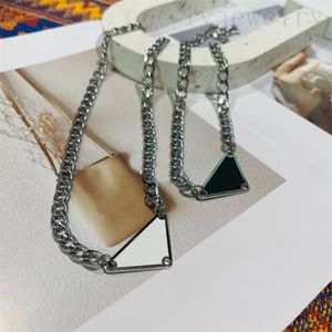 Juvelerdesigner för kvinnor fashionabla kedjor för män svart triangel med brev hängen elegant stilig ungdom populära designer halsband kvinnor zb011 f4