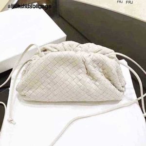 Bottegvenetas Pouchs Bags 2024 New Ins Leather Woven Cloud Soft Dumpling Fashionable One Shoulder Messenger Hand Wrinkled Female Have Logo