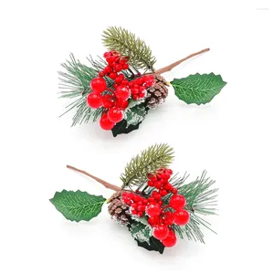 Flores decorativas 2 pcs Artificial Berry Pine Cone Fruta Vermelha Folhas Verdes Pinheiro-agulhas com Floco de Neve Ramo Picaretas Decoração Ano de Natal