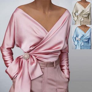 Добавьте оттенки элегантности в свой гардероб с этим шикарным и женственным сплошным цветом V-образной блузки с талией, идеально подходящим для стильного и изысканного вида AST78688
