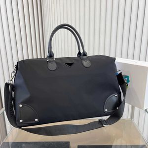 Svart triangel duffel väskor pbag nylon rese duffle påse kvinnor designer väska axlar väskor mod