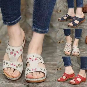 Womens Casual Slippers Fashion Hollow Flowers Wedge Sandals Outdoor Embroidered Platform Comfortable Beach Shoes Chinelo Nuvem 240228