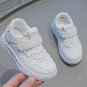 Barn sneakers 2024 Spring Autumn New Sports Shoes For Boys and Girls Breattable Pu Splice Children Casual Shoes Soft Soled Baby Walking Shoes
