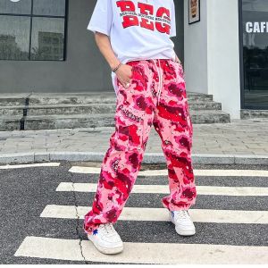 Calças primavera novos homens soltos camuflagem calças retas masculino harajuku casual streetwear impresso hip hop y2k vermelho rosa calças de carga