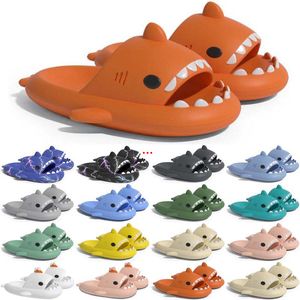 Gratis fraktdesigner Shark Slides Sandal Sandvar Spridare för män Kvinnor Gai Sandals Slide Pantoufle Mules Mens Slippers Trainers Flip Flops Sandles Color79