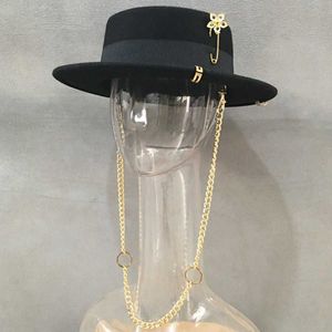 Svart fedora för kvinnor kände guld chianblomma brosch båt hatt platt fläsk pajstil bred grim hatt justerbar klassisk fest hatt 2101820