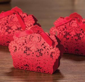 100st Red Laser Cut Hollow Candy Box med Ribbon Wedding Party Favors Presentlådor Väskor NEW7689781