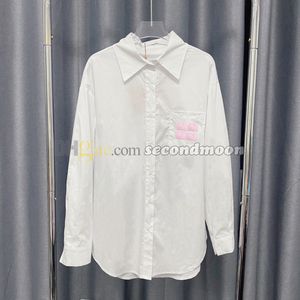 カジュアルスタイルTシャツの女性ラペルネックティーロングスリーブホワイトシャツの文字刺繍ティー