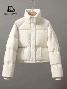 Parkas Women's Jacket 2023 Ny i bomullspadderade kläder Kort koreansk modestativ krage förtjockad brödjacka kvinnor kappa toppar vinter