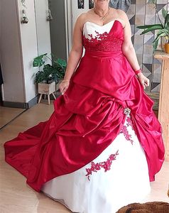 Klassische weiße und rote Ballkleid-Brautkleider, gerüschtes Satin, lange Brautkleider, Spitzenapplikationen, herzförmiger Ausschnitt, Kristallperlen, formelle Kleidung in Übergröße