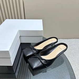 Dedos quadrados Bow mules chinelos gatinho saltos sandália slides de salto baixo slil em sapatos chinelos de designer de luxo para calçados de fábrica das mulheres