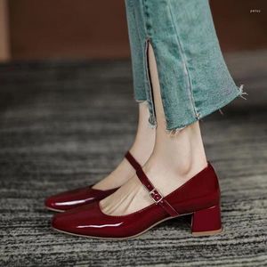 Sapatos de vestido 2024 verão quadrado cabeça cor sólida grande boca rasa botão plano cinta de couro brilhante rosto feminino salto alto único