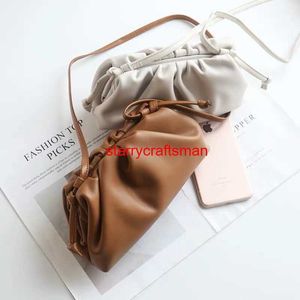 Borse Cluth in pelle Borsa a marsupio Botteg Veneta Agente acquisti Hong Kong Borsa Yunduo per donna Borsa per gnocchi pieghettati di nicchia francese Nuova pelle morbida Leatherhave logo HB16