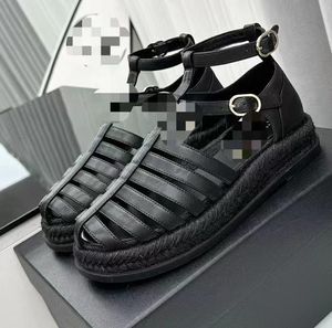 패션 디자이너 샌들 로마 여성 신발 2024 로우 힐 두꺼운 발 뒤꿈치 모두 일치하는 한국 신발 단색 매체 힐 트렌드 멋진 신발