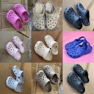 Kids Sandals 디자이너 크로스 넥타이 클래식 클로그 샌들 슬리퍼 슬리퍼 소년 소녀 어린이 플랫폼 슬라이드 홀 클로그 럭셔리 스니커즈 유아 유아 슬립 온 슬라이더