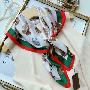 Sciarpe di seta designer donna Sciarpa di seta primavera estate fazzoletto Scialle Sciarpe Lettera copricapo copricapo Decorazione borsa Foulard Raso La tovagliolo misura 70 * 70 cm