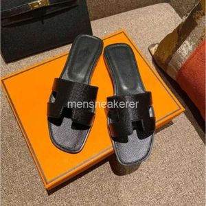 Oranes Beach Sandals tofflor 2024 Alfabetläder damer Mules Classic Flat Women Heel Summer Designer Thong Sexig broderi mode ldy9