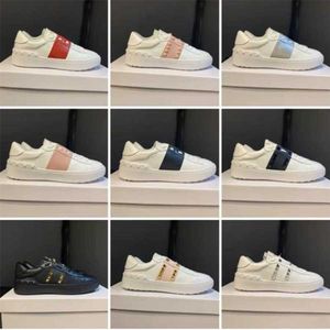 53% OFF Sapatos esportivos 2024 Primavera Outono Quatro Estações Nova Família Hualun Couro Genuíno Rebitado Pequenos Sapatos Brancos para Homens e Mulheres Casuais Versáteis Casais Mesmo Estilo