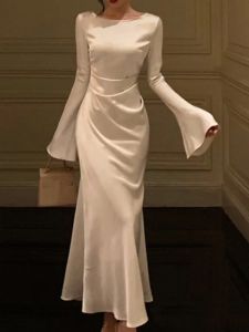 ドレス新しい秋のエレガントなソリッドミディドレス女性フレアスリーブスリムマーメイドスプリング新しいフレンチヴィンテージウェディングパーティーベスティドスローブミュージャーズ