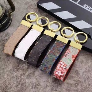 Handgjorda nyckelringar Luxury Designer Keychain Lanyards Herr Metal Buckle Keychain Leather Car Key Chain Bag Charm Unisex Keyring CLA235E